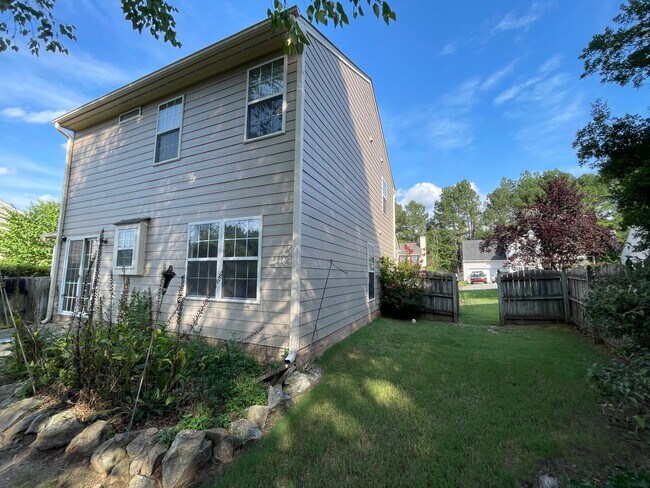 Building Photo - Beautiful, updated 3br 2.5 ba home with garage, fenced-yard in Home Valley Farms Now Available!