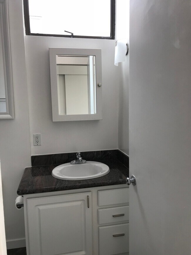 Building Photo - Studio w/Amazing Views, Walk-in Closet, Pa...