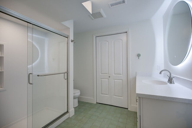 Building Photo - Single Apartment (brand new)