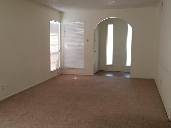 Building Photo - 7132 Larksong St