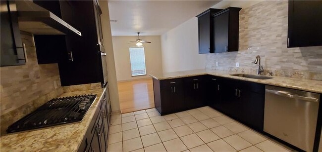 Building Photo - 2112 Summertree Dr