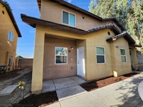 Building Photo - Bluehorse Townhomes