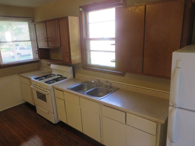 Building Photo - Two Bedroom Home with a bonus room/3rd bedroom in Historic District (Williams-Woodland Historic P...