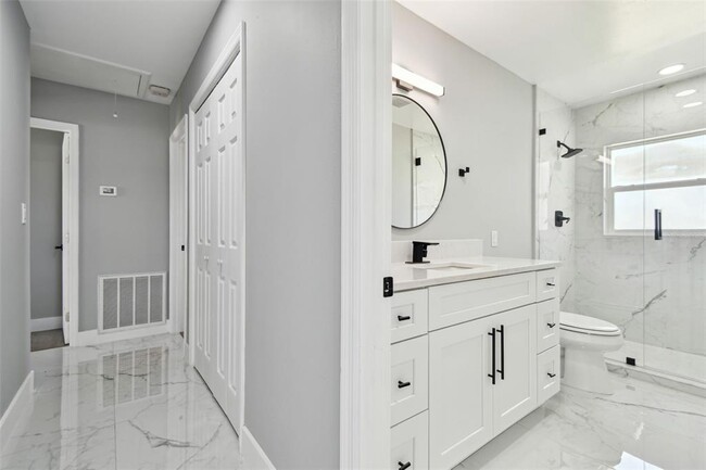 Building Photo - 3913 Fontainebleau Dr