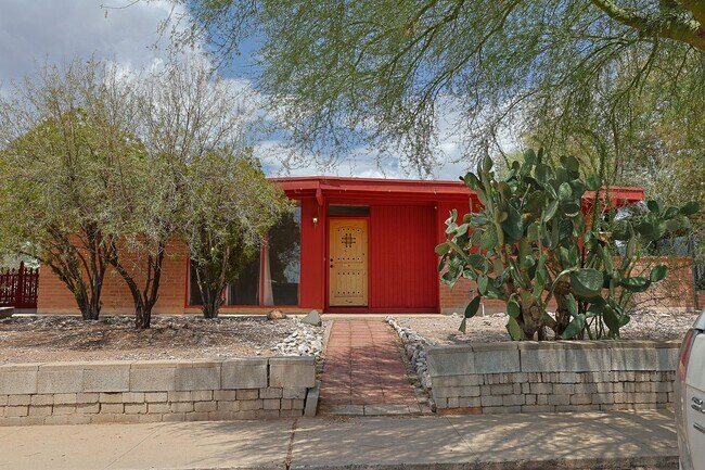 Building Photo - 618 N Medford Dr