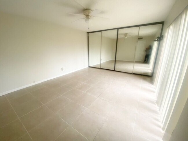 Building Photo - Spacious 2 bedroom 2 bathroom Townhome