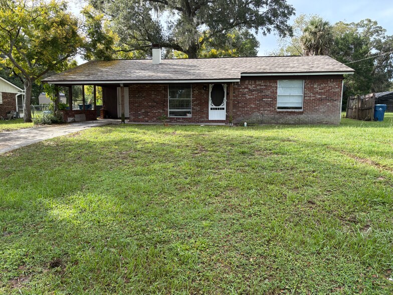 Building Photo - 240 W Gardenia Dr
