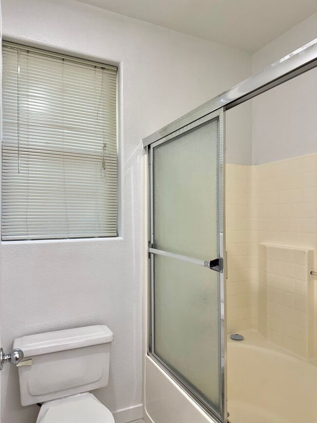 Building Photo - 3 bed 2 bath 2 Car Garage