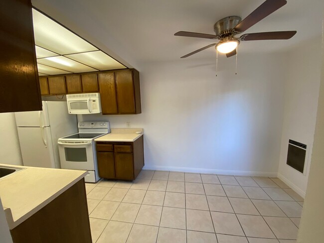 Building Photo - Torrance: 1 Bed 1 Bath Condo - 1 Carport S...