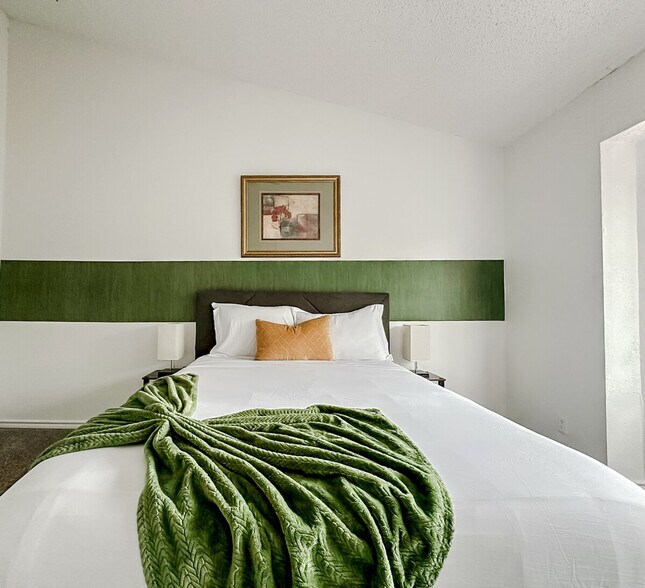 Building Photo - 1071 Clayton Ln