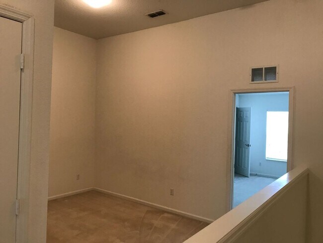 Building Photo - Beautiful 2 bed 2 bath Townhome in Gated Community