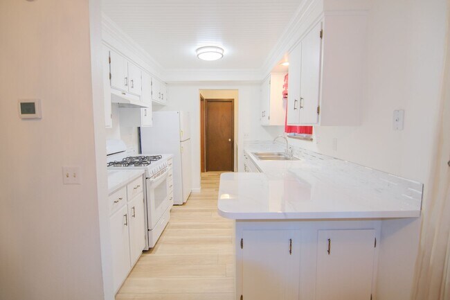 Building Photo - 3 bedroom 2 bathroom duplex in South Eugene!