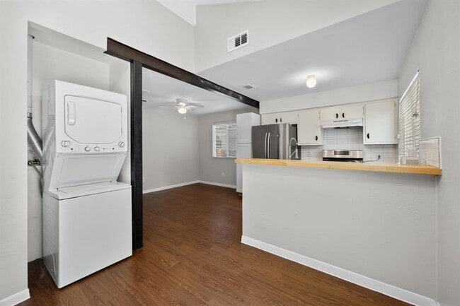 Building Photo - 6109 Glen Meadow Dr