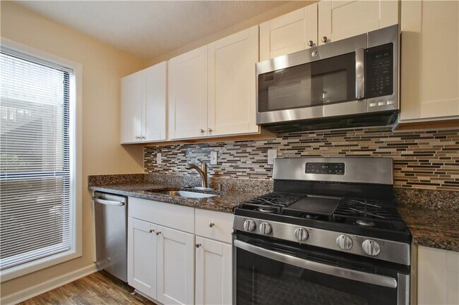 Building Photo - 210 Wynnes Ridge Cir SE