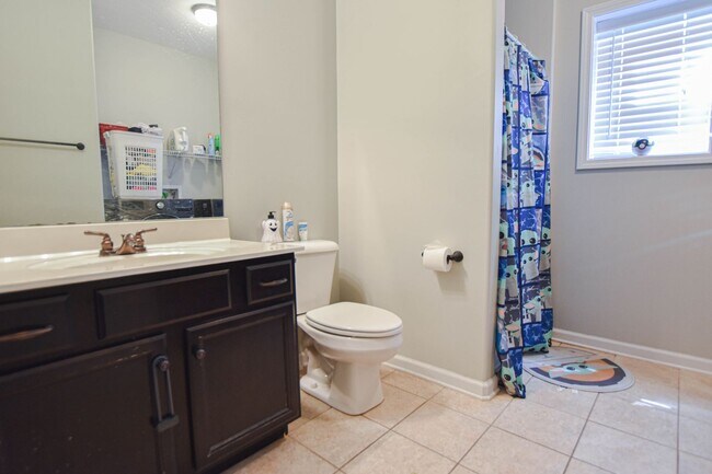 Building Photo - Pet Friendly Five Bedroom!