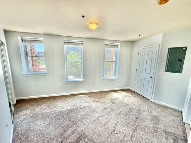 Building Photo - Great 1 Bed 1 Bath in Eckington/Bloomingdale at the Madison Condominiums