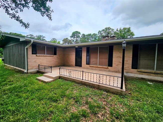 Building Photo - 2015 Silver Leaf Dr