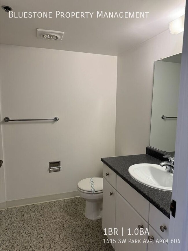 Building Photo - MOVE IN READY! Skylit 1 Bedroom on the Par...