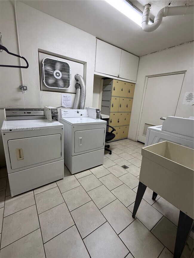 Building Photo - 500 NE 14th Ave