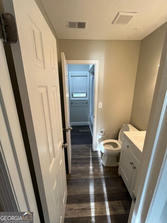 Building Photo - 2220 Mahan Dr