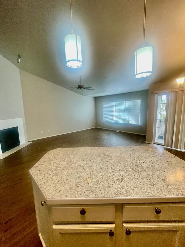 Building Photo - Condo Close to base! 3 bed/2bath/2car garage, Available now!