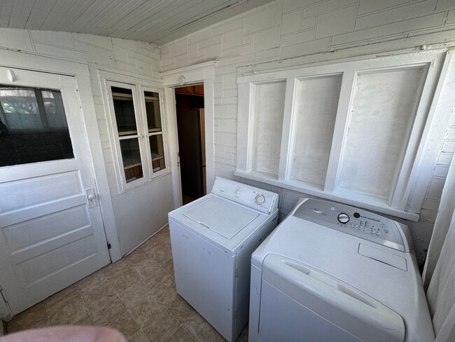 Building Photo - Centrally located 2 bedroom house