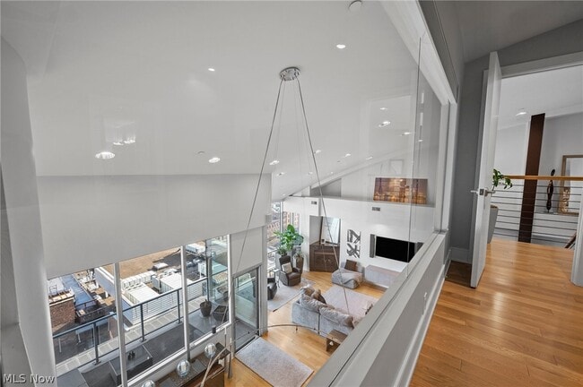 Building Photo - 701 W Lakeside Ave