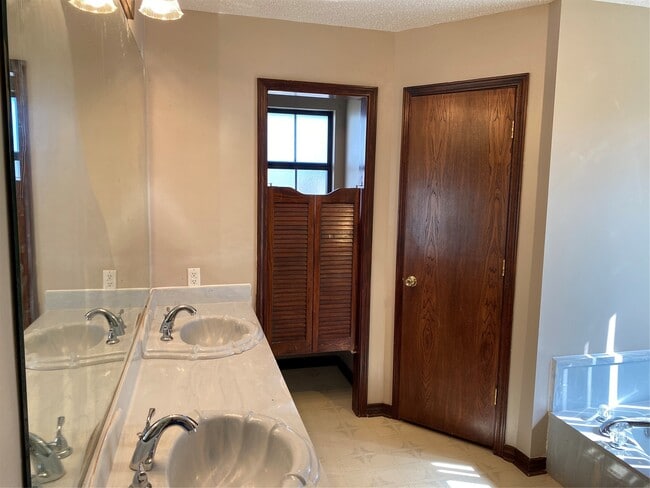 Building Photo - 301 Jansen Dr