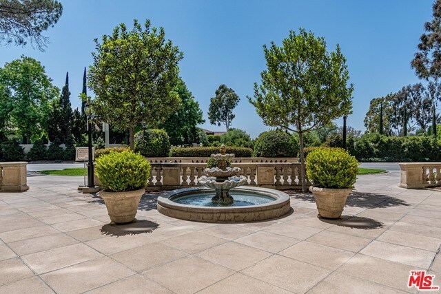 Building Photo - 316 N Rossmore Ave