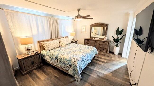 Building Photo - DOWNTOWN FURNISHED 2/2