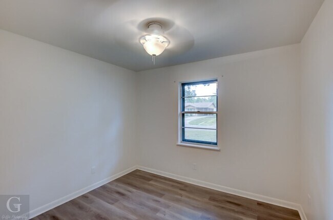 Building Photo - 9478 Poinsettia Dr