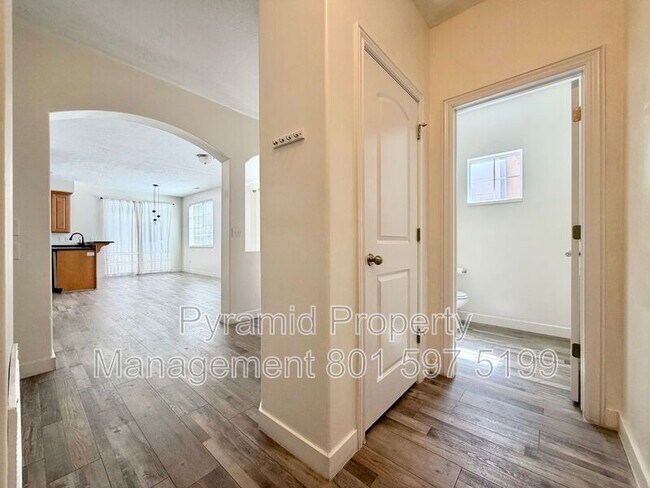 Building Photo - 6935 Traveler Ln