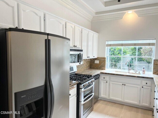 Building Photo - 3121 E Hillcrest Dr