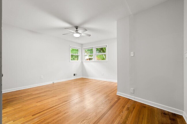 Building Photo - 3 Bed 2 Bath - Takoma Park Split Level - 1...