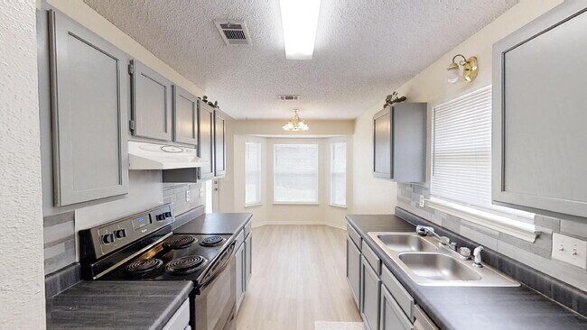 Building Photo - 2802 Woodlands Dr