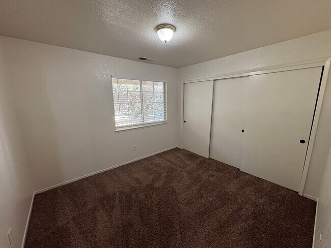 Building Photo - Cozy Home On Spacious Lot In Tulare Available Now!