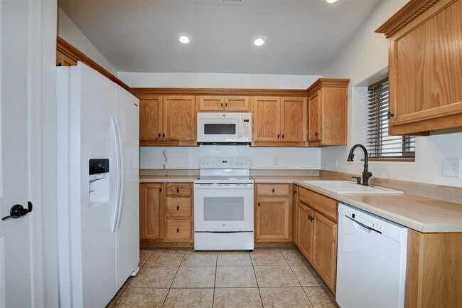 Building Photo - 3 bedroom 2 bathroom ranch style home in C...