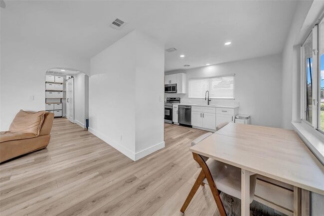 Building Photo - 5548 Dartmouth Ave N