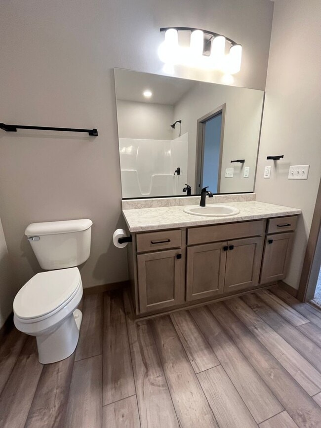 Building Photo - Spacious 2 Bed/2 Bath House with 3 Car Garage!