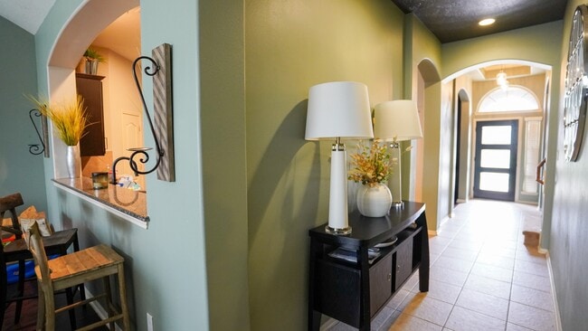 Building Photo - 2109 Mooncrest Dr