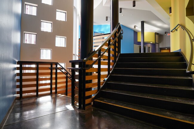 Building Photo - Amazing Oliver Loft in Emeryville!