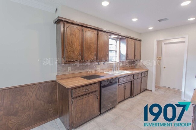 Building Photo - 1008 NW 7th Pl