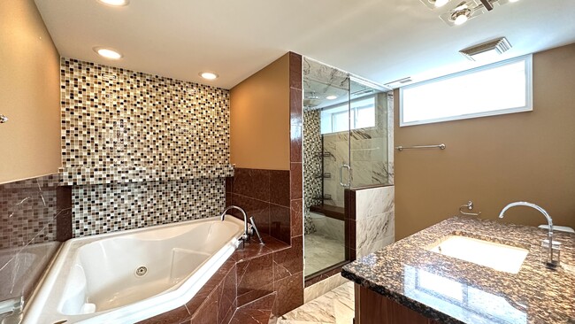 Building Photo - 4833 N Ozark Ave