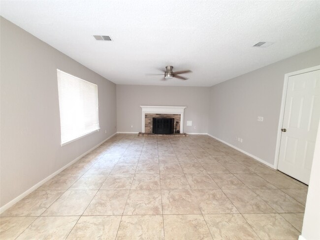 Building Photo - 3323 Green Fields Dr