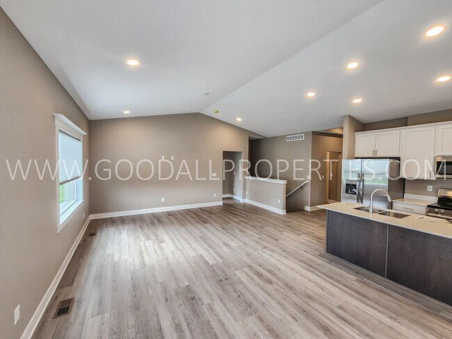 Building Photo - Newer 4 Bedroom, 3 Bath 3 car garage Home in Waukee with a 3-Car Garage