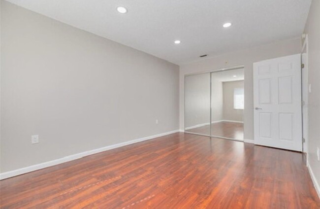 Building Photo - 2 Bedroom/1 Bathroom 2nd floor condo at Pa...