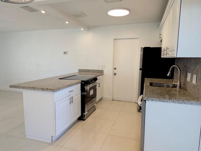 Building Photo - 111 NW 31st Ct