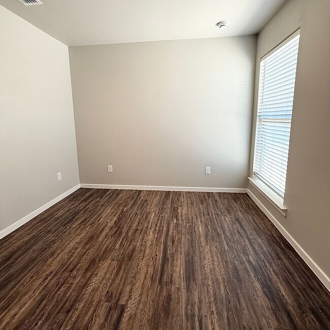 Building Photo - 2108 N Jayton Ave