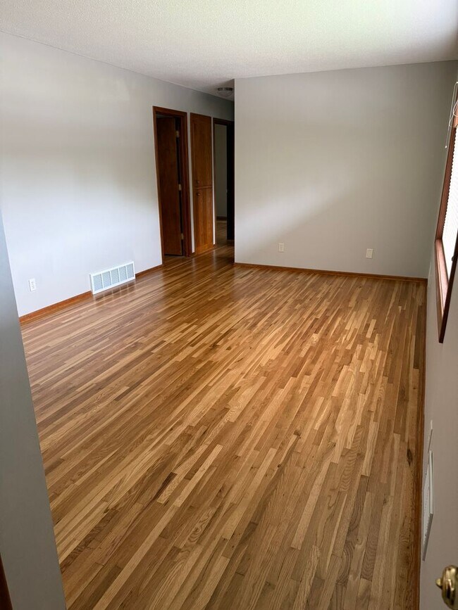 Building Photo - Newly Refreshed 3 Bedroom 1 Bath Single Fa...