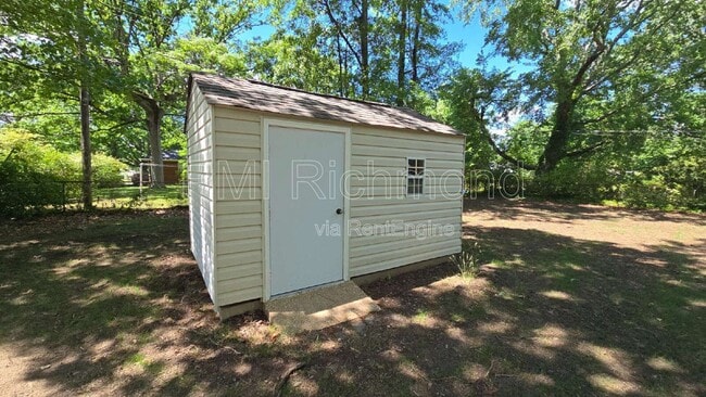 Building Photo - 924 Pierpont Rd